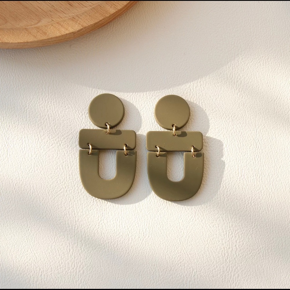📷 2/22 Green Geometric Drop Earrings